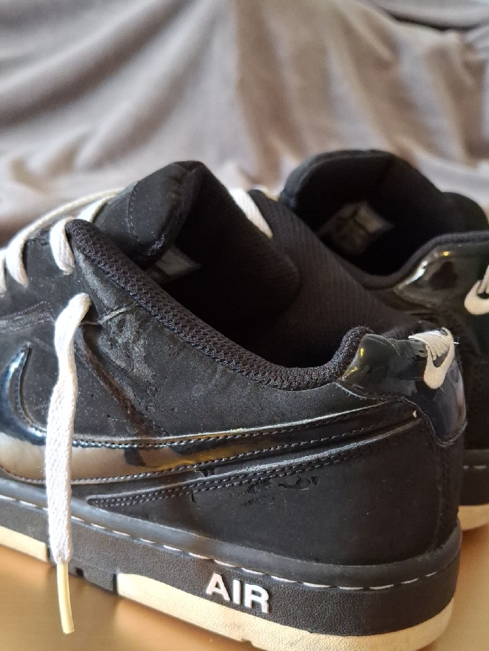 Nike Air Men’s Black Sneakers with White Laces - Picture 6 of 7